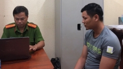 video soc canh 3 thanh nien chem toi tap nhom hoc sinh dang ngoi uong nuoc