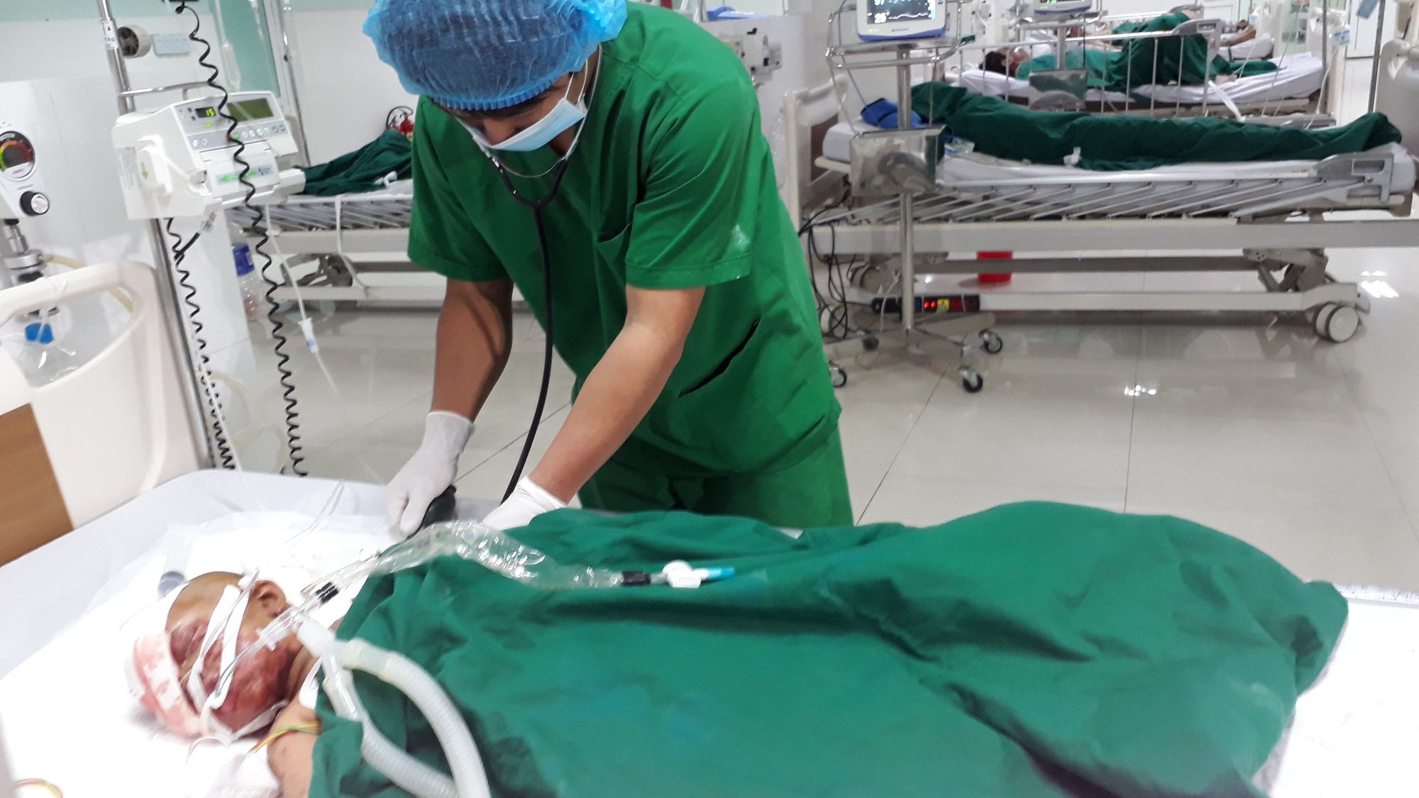 Kê đạn pháo cũ làm kiềng bếp, nổ kinh hoàng khiến 9 người bị thương ở Kon Tum no dau dan phao khien 9 nguoi bi thuong be gai 22 thang nguy kich