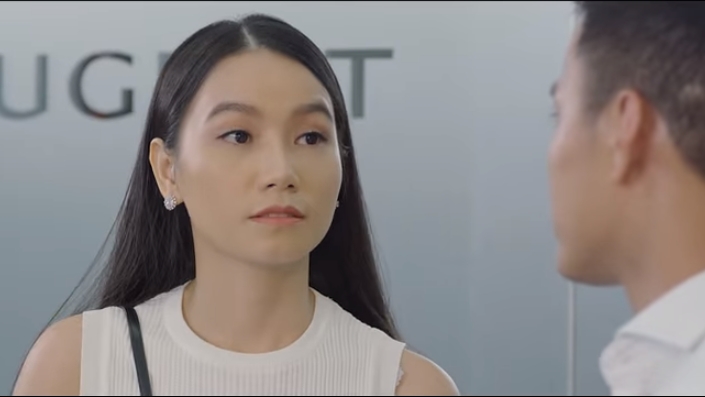 hoa hong tren nguc trai lo anh nong cua bao va khue o ho boi