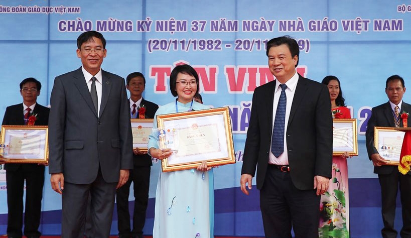 Vinh danh 183 thầy cô giáo đạt danh hiệu “Nhà giáo của năm 2019” vinh danh 183 thay co giao dat danh hieu nha giao cua nam 2019