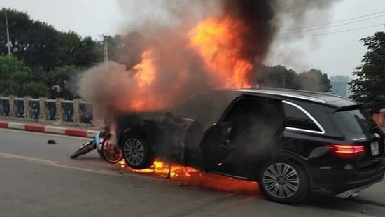 Nữ tài xế Mercedes gây tai nạn: Lại đi giày cao gót, đạp nhầm chân ga nu tai xe mercedes gay tai nan lien hoan khai gi o co quan cong an