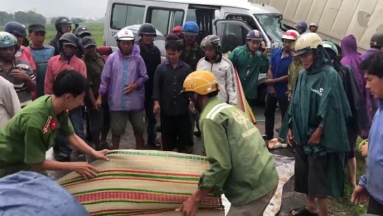 Quảng Ngãi: Xe container và xe khách tông trực diện, 13 sư thầy thương vong quang ngai xe container va xe khach tong truc dien 13 su thay thuong vong