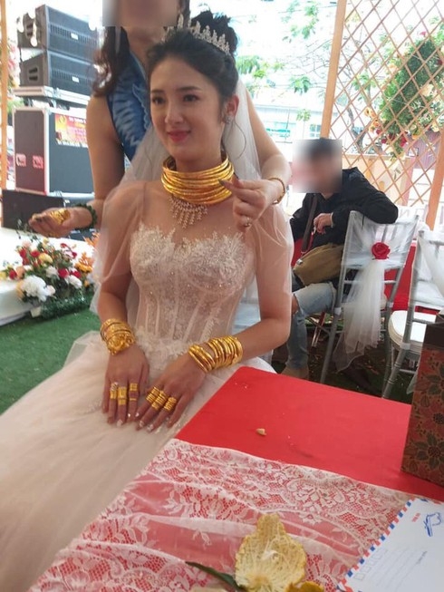 danh tinh co dau chu re deo vang triu co trong ngay cuoi o cao bang