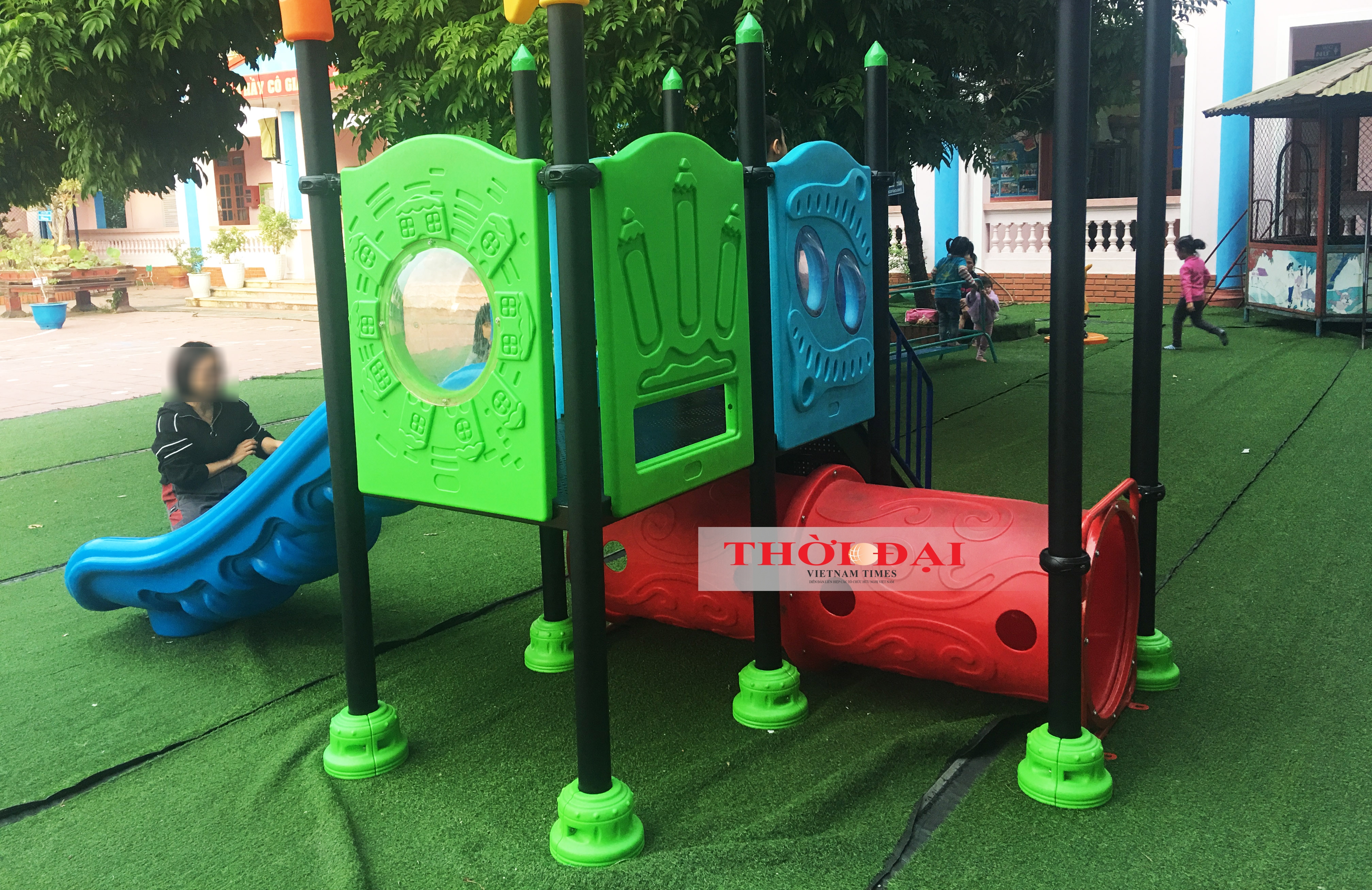 Vụ bé 3 tuổi tử vong khi chơi cầu trượt: Ba cô giáo có kinh nghiệm trong nghề? vu be 3 tuoi tu vong khi choi cau truot ba co giao dung lop la ai