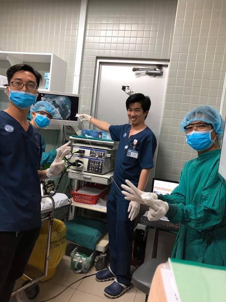 Ba bác sĩ hợp sức kéo sán dài 1m qua miệng bệnh nhân ba bac si hop suc keo san dai 1m qua mieng benh nhan