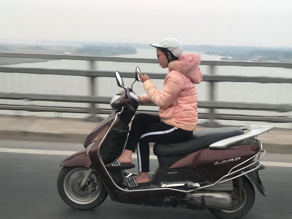 Clip: “Ninja LEAD" vắt vẻo vừa Facetime vừa phóng như bay trên cầu clip ninja lead vat veo vua facetime vua phong nhu bay tren cau