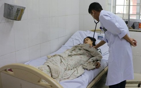 Mẹ và bé 3 ngày tuổi suýt chết vì sưởi bằng bếp than tổ ong me va be 3 ngay tuoi suyt chet vi suoi bang bep than to ong