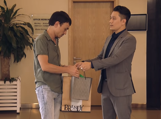 Sinh tử tập 28 VTV1: Mai Hồng Vũ chi 1 tỷ tặng quà sinh nhật con thứ trưởng sinh tu tap 28 vtv1 mai hong vu chi 1 ty tang qua sinh nhat con thu truong