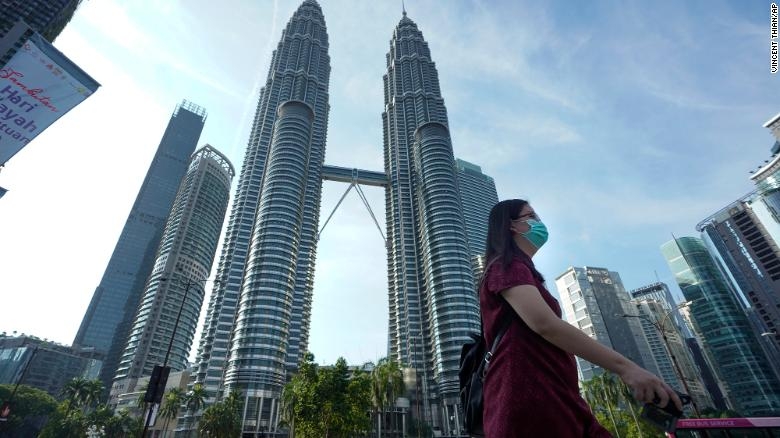 chinh phu malaysia xin loi vi khuyen phu nu hay trang diem va bot can nhan mua covid