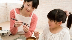 15 sai lam trong cach an uong cua tre ma cha me hay mac phai