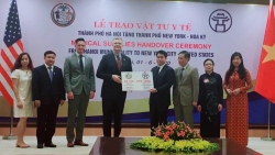 hufo hoi huu nghi viet nam singapore thanh pho ho chi minh trao tang 10000 khau trang giup nuoc ban phong chong covid 19
