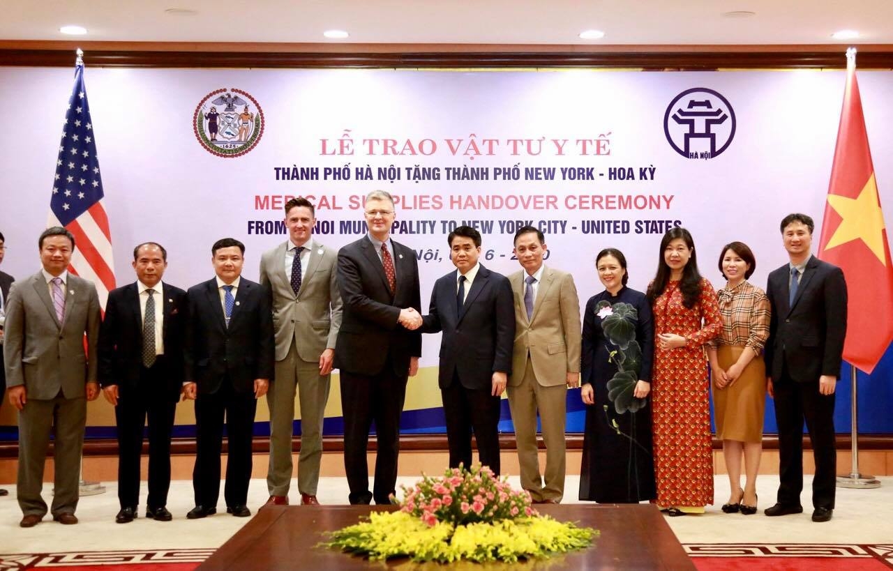 TP. Hà Nội trao tặng 150.000 khẩu trang cho chính quyền New York tp ha noi trao tang 150000 khau trang cho chinh quyen new york
