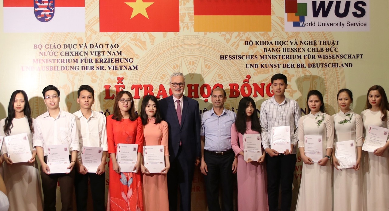 Bang Hessen (Đức) trao học bổng cho 93 sinh viên ưu tú khu vực Hà Nội bang hessen duc trao hoc bong cho 93 sinh vien uu tu khu vuc ha noi
