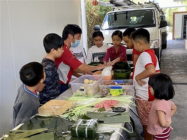 Vietnamese Community In Australia Makes Chung Cake To Raise Charity Fund Vietnamese Community In Australia Makes Chung Cake To Raise Charity Fund