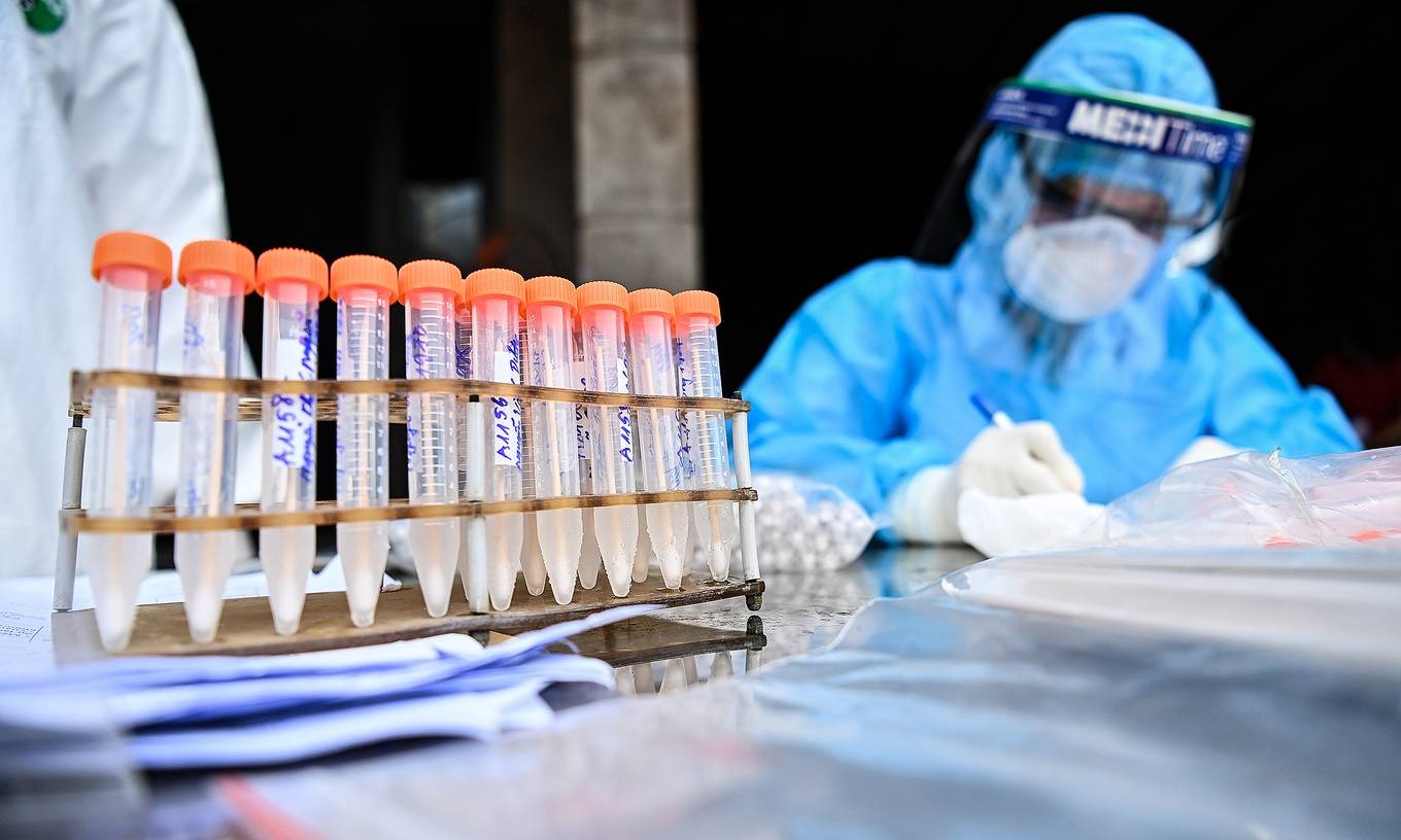 Samples taken for the new coronavirus testing in Hanoi, May 3, 2021. Photo VnExpress/Giang Huy. Samples taken for the new coronavirus testing in Hanoi, May 3, 2021. Photo VnExpress/Giang Huy.