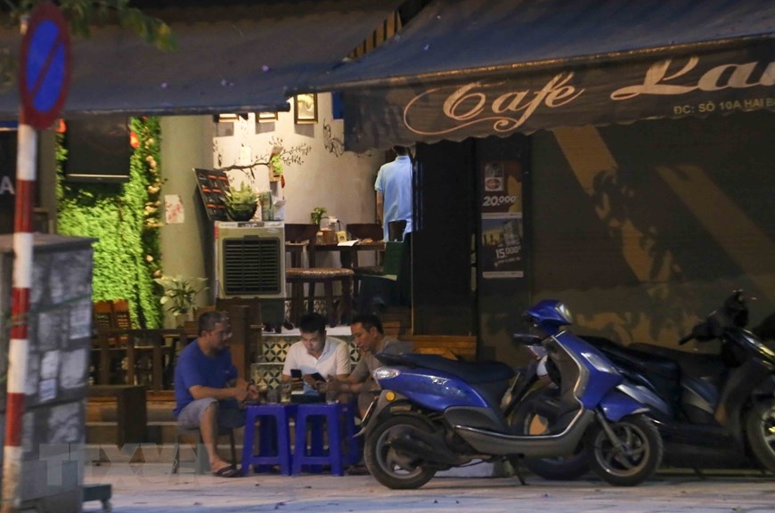 Hanoi residents ignore crowd gathering ban to exercise in public spaces Hanoi residents ignore crowd gathering ban to exercise in public spaces