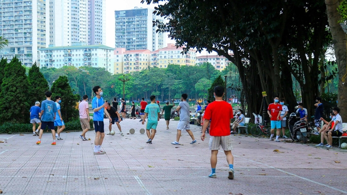 Hanoi residents ignore crowd gathering ban to exercise in public spaces Hanoi residents ignore crowd gathering ban to exercise in public spaces