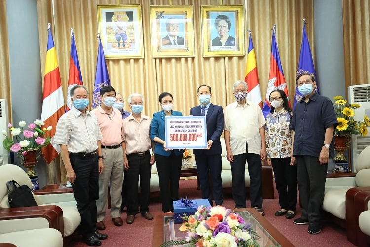 Friendship associations provide 500 million VND in aid for Cambodia's Covid fight Friendship associations provide 500 million VND in aid for Cambodia's Covid fight