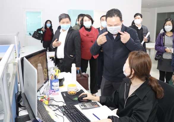 Deputy Minister of Labor, War Invalids and Social Affairs Le Van Thanh is seen gesturing during an inspection of compliance with pandemic prevention rules at an enterprise employing South Korean workers in Ha Nam Province. Photo: Xuan Thang / Tuoi Tre Deputy Minister of Labor, War Invalids and Social Affairs Le Van Thanh is seen gesturing during an inspection of compliance with pandemic prevention rules at an enterprise employing South Korean workers in Ha Nam Province. Photo: Xuan Thang / Tuoi Tre