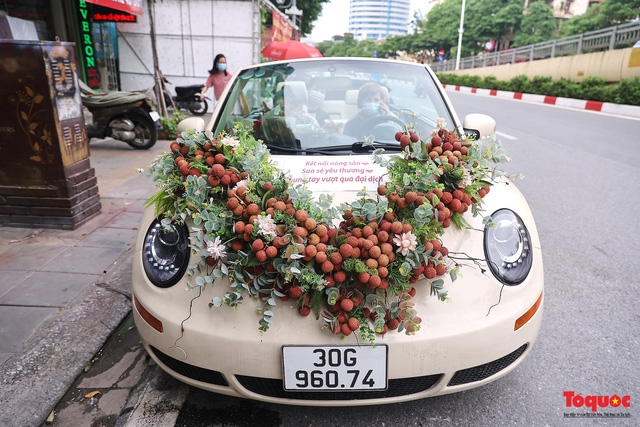 It took her two hours to finish the decoration. She hoped thanks to the unique idea, more people will get to know Bac Giang lychees, especially Luc Nam lychees. It took her two hours to finish the decoration. She hoped thanks to the unique idea, more people will get to know Bac Giang lychees, especially Luc Nam lychees.