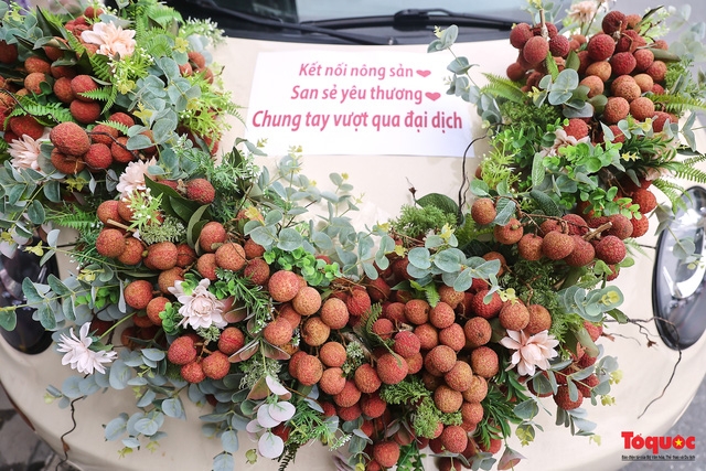 Wedding car decorated with Bac Giang lychees goes viral Wedding car decorated with Bac Giang lychees goes viral