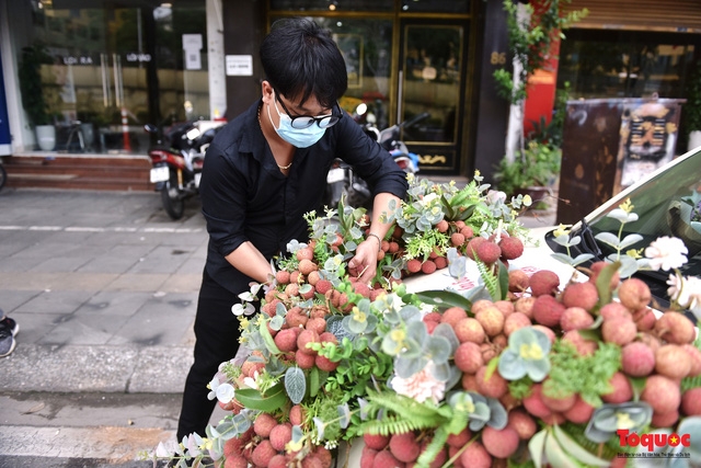 Wedding car decorated with Bac Giang lychees goes viral Wedding car decorated with Bac Giang lychees goes viral
