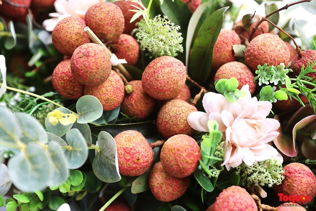 Wedding car decorated with Bac Giang lychees goes viral Wedding car decorated with Bac Giang lychees goes viral