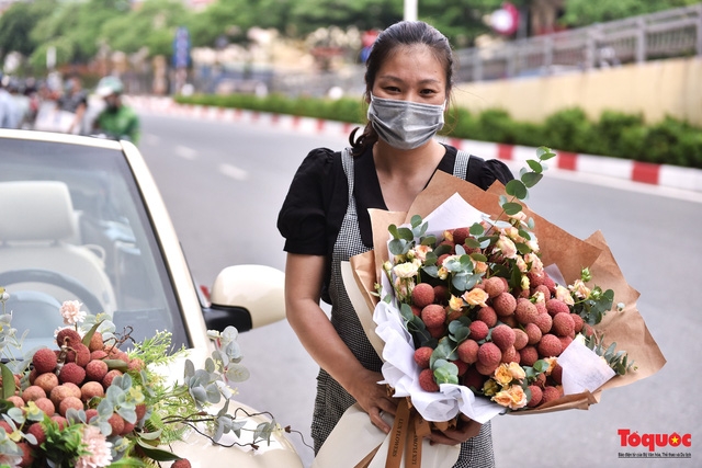 Wedding car decorated with Bac Giang lychees goes viral Wedding car decorated with Bac Giang lychees goes viral