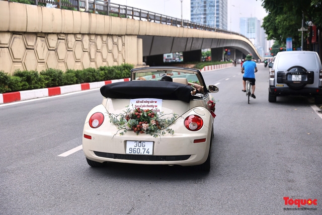 Wedding car decorated with Bac Giang lychees goes viral Wedding car decorated with Bac Giang lychees goes viral