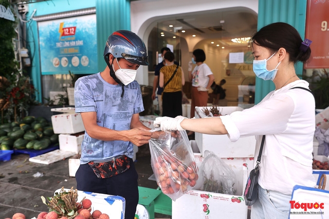 Wedding car decorated with Bac Giang lychees goes viral Wedding car decorated with Bac Giang lychees goes viral