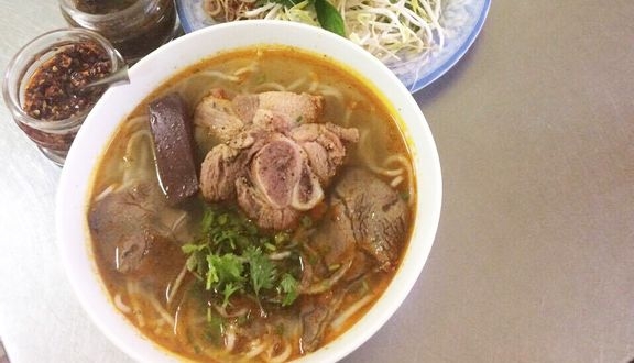 American Youtuber recommends three must-try dishes in Da Lat American Youtuber recommends three must-try dishes in Da Lat