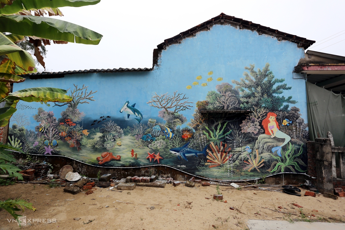 Sea animals, natural landscapes and daily life of local fishermen are featured in the paintings. Sea animals, natural landscapes and daily life of local fishermen are featured in the paintings.