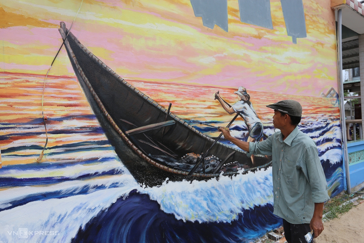 Artist Pham Dinh Hai is drawing a mural with 15m in length and 5m in width on the wall of a local house. His painting features coastal village’s residents riding boats to catch fish. Artist Pham Dinh Hai is drawing a mural with 15m in length and 5m in width on the wall of a local house. His painting features coastal village’s residents riding boats to catch fish.