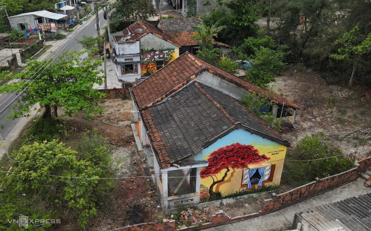 The walls of one-storey houses that were previously covered with moss are now covered with colorful murals. The mural village has a high population density. Paintings on houses located close to each other make the village look more vivid. The walls of one-storey houses that were previously covered with moss are now covered with colorful murals. The mural village has a high population density. Paintings on houses located close to each other make the village look more vivid.