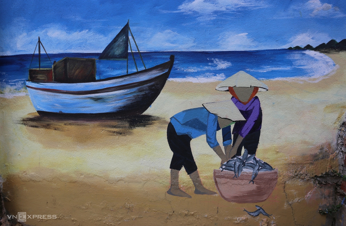 A painting shows women in a fishing village bring fish to the market for sale when the boat arrives on shore. A painting shows women in a fishing village bring fish to the market for sale when the boat arrives on shore.