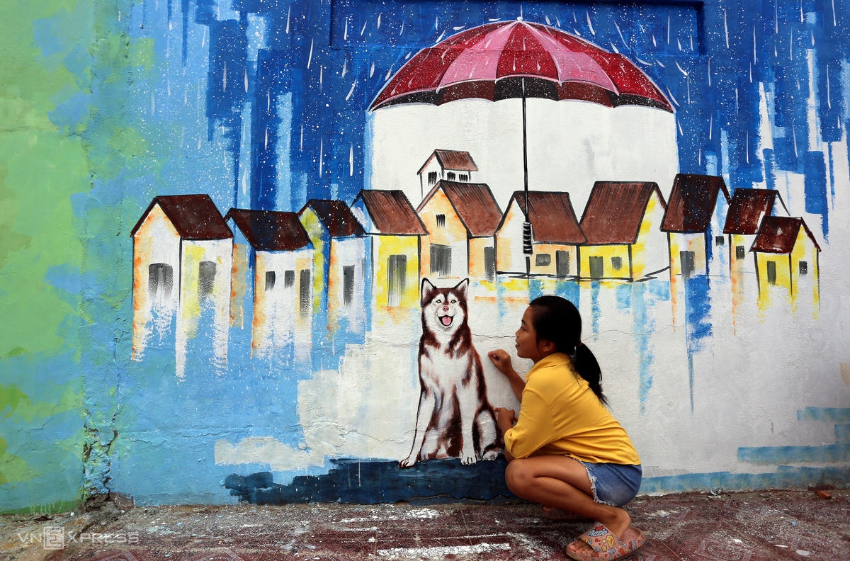The children of the mural village are delighted at the picture of a dog and houses standing side by side. The children of the mural village are delighted at the picture of a dog and houses standing side by side.