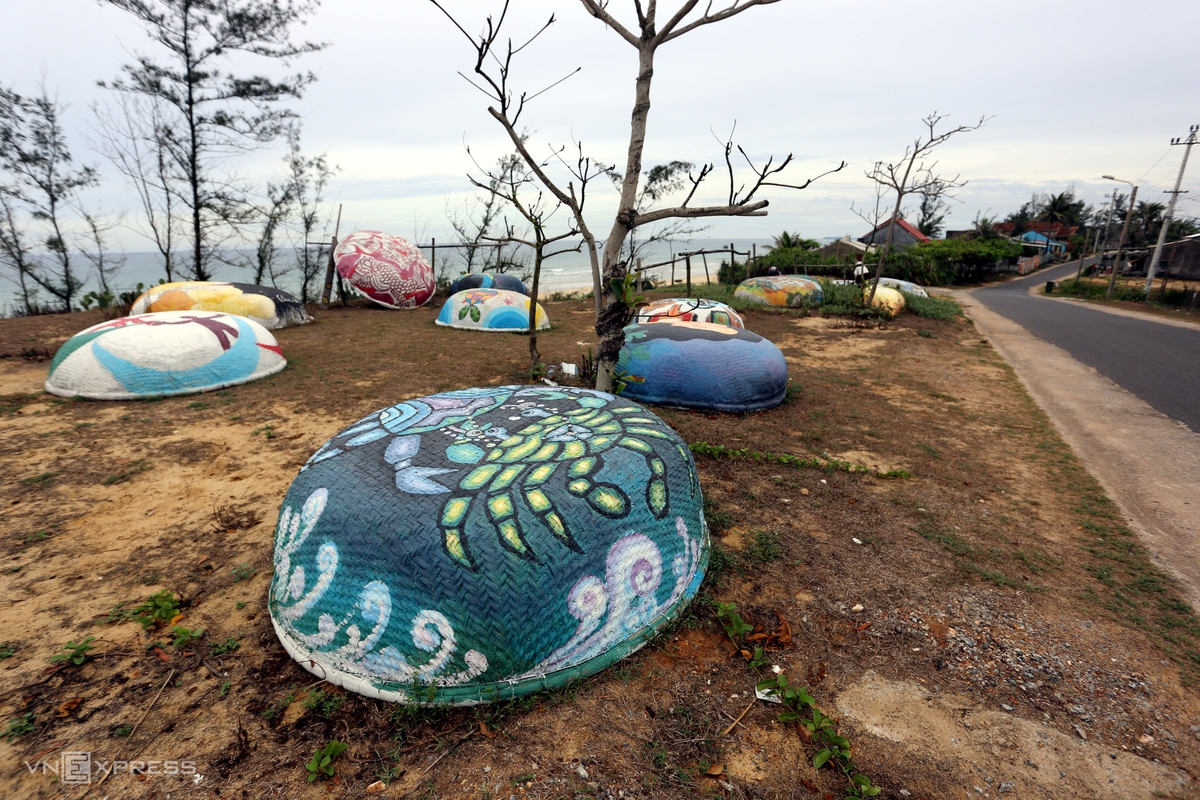 Visitors to the village can enjoy not only murals but also basket boat art road along the beach. Visitors to the village can enjoy not only murals but also basket boat art road along the beach.