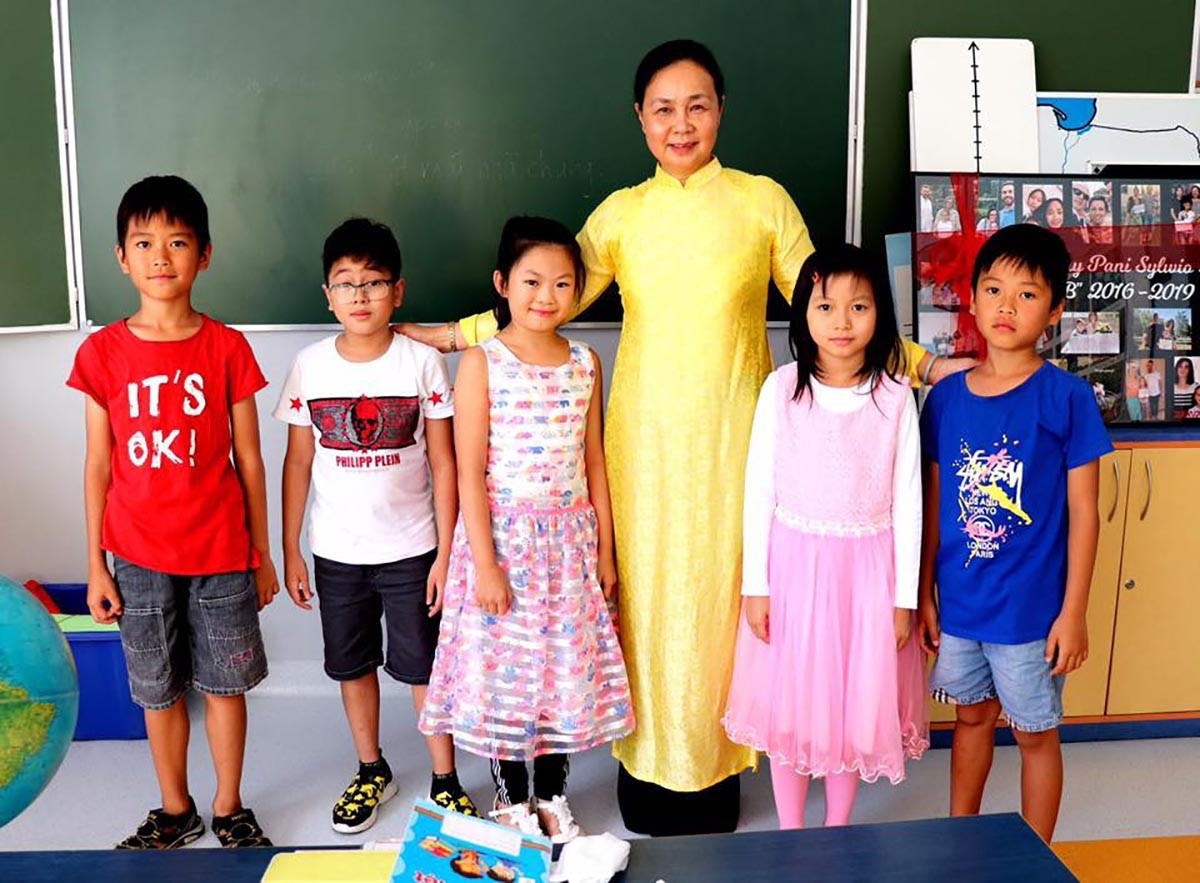 Teaching Vietnamese Abroad: A Colorful Challenge Teaching Vietnamese Abroad: A Colorful Challenge