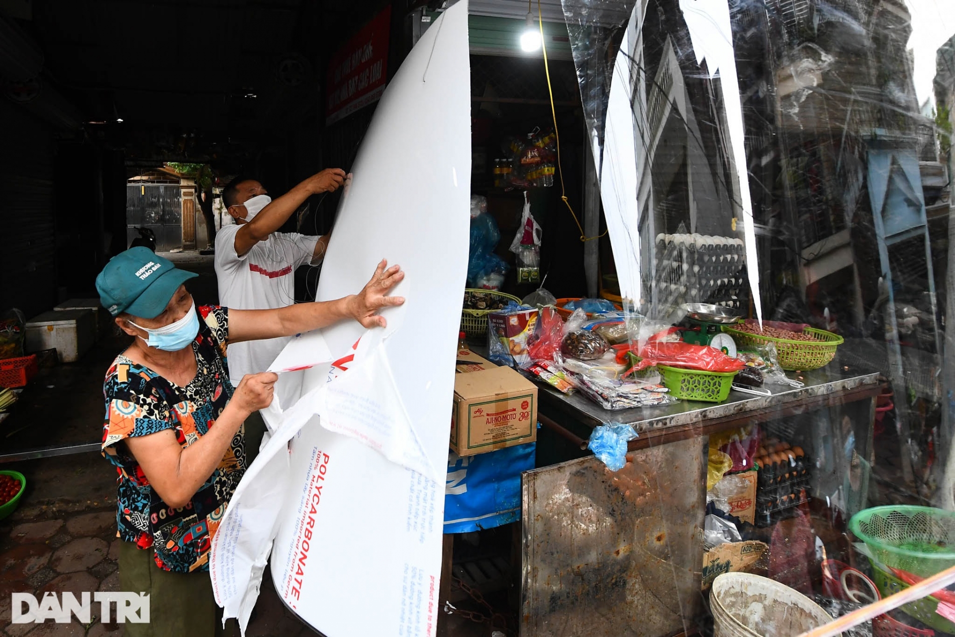 Hanoi Markets Use Creative Ideas to Protect People During Pandemic Hanoi Markets Use Creative Ideas to Protect People During Pandemic