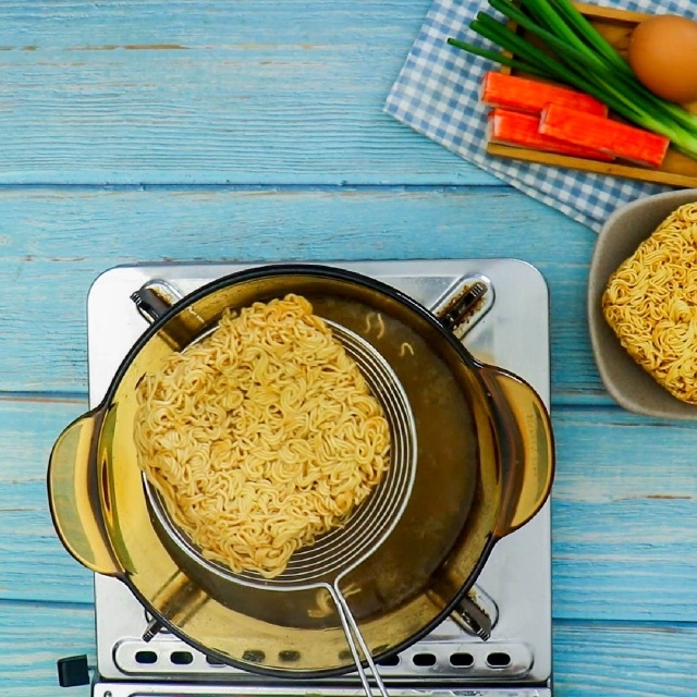 How to Turn Instant Noodles Into Tasty Pizza: Quick and Easy Recipe for Lockdown Living How to Turn Instant Noodles Into Tasty Pizza: Quick and Easy Recipe for Lockdown Living