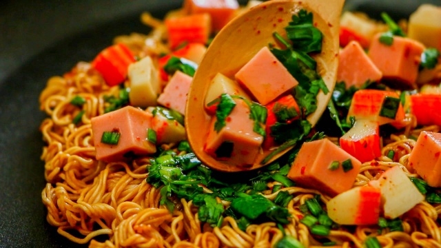 How to Turn Instant Noodles Into Tasty Pizza: Quick and Easy Recipe for Lockdown Living How to Turn Instant Noodles Into Tasty Pizza: Quick and Easy Recipe for Lockdown Living