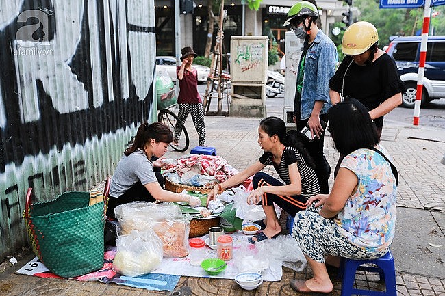 A streetside sticky rice stall on Hang Bai street in Hanoi. Photo Nhan Dan A streetside sticky rice stall on Hang Bai street in Hanoi. Photo Nhan Dan