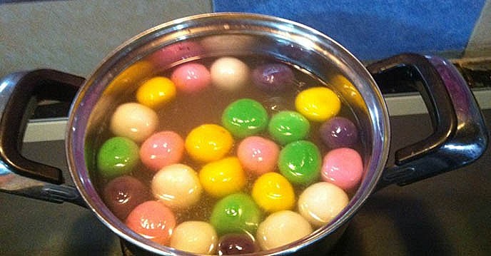 How To Make Colorful Floating Rice-Ball Pudding How To Make Colorful Floating Rice-Ball Pudding
