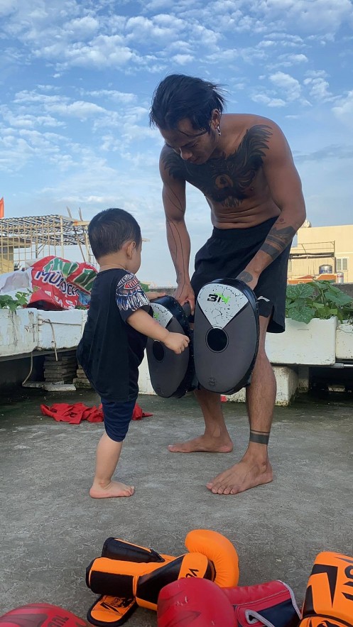 Hai often does exercises with his son. Photo courtesy of Hai Le Cao Hai often does exercises with his son. Photo courtesy of Hai Le Cao