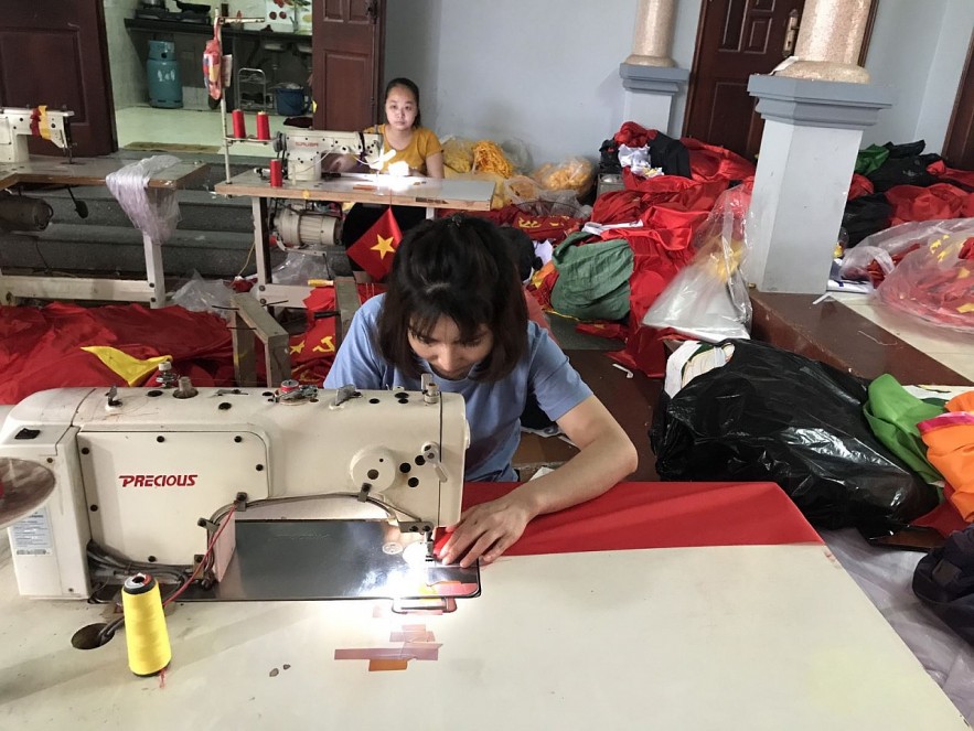 National Flag Making Tradition Preserved By Three-Generation Family In Hanoi’s Outskirts National Flag Making Tradition Preserved By Three-Generation Family In Hanoi’s Outskirts