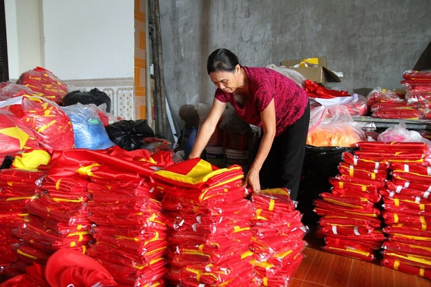 National Flag Making Tradition Preserved By Three-Generation Family In Hanoi’s Outskirts National Flag Making Tradition Preserved By Three-Generation Family In Hanoi’s Outskirts