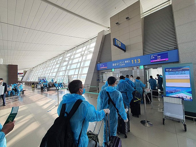 South Korea will be one of the first 10 markets with the first commercial passenger flight to Vietnam. Photo: Passengers board a plane from Incheon International Airport (Seoul, South Korea) during a vaccine passport test flight in September 2021 South Korea will be one of the first 10 markets with the first commercial passenger flight to Vietnam. Photo: Passengers board a plane from Incheon International Airport (Seoul, South Korea) during a vaccine passport test flight in September 2021