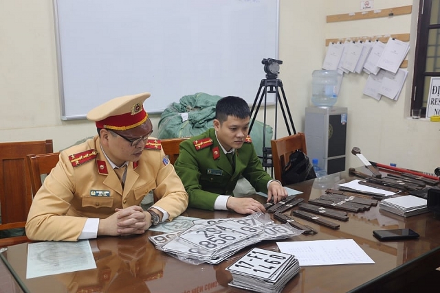 Hà Nội: Phát hiện một cơ sở sản xuất, làm giả biển số xe ha noi phat hien mot co so san xuat lam gia bien so xe