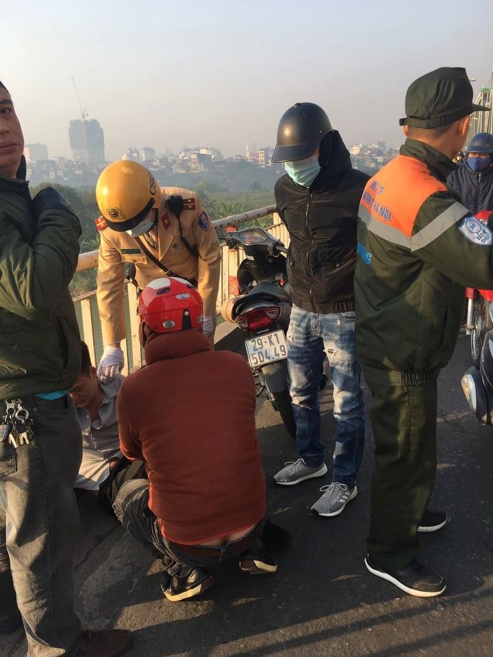 Thanh niên đầu năm mới lên cầu Chương Dương tự tử được cứu thoát Cảnh sát kịp thời ngăn thanh niên lên cầu Chương Dương tự tử