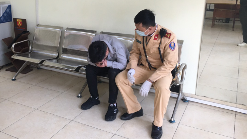 Thanh niên đầu năm mới lên cầu Chương Dương tự tử được cứu thoát Cảnh sát kịp thời ngăn thanh niên lên cầu Chương Dương tự tử